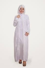 Kini, gamis hadir dengan berbagai warna dan motif yang fashionable. Model Baju Lebaran Syahrini Tahun Ini Nusagates