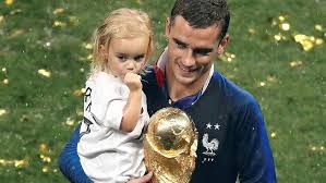 He plays the game like a veteran but you can still catch him goofing around on ig or. Auch Drittes Kind Von Fussballer Griezmann Am 8 April Geboren Nachrichten At