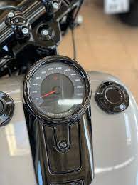 When it's time to upgrade your 2018 street bob speedometer, the place to shop for dozens of options is jpcycles.com. Speedometercover Black Softail Fat Boy Sport Glide Bj 2018 Up Dark Parts