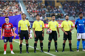 Trọng tài chính điều khiển trận Việt Nam