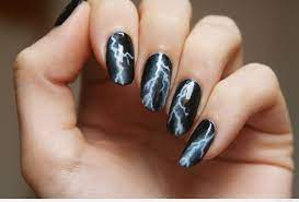 También hay que tener en cuenta las diferentes formas que se les puede dar a las uñas para que nos queden mejor. Unas Goticas Manicuras Oscuras Y Goticas De Color Negro Y Rojo Sangre Unas Pintadas