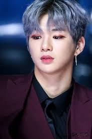 These Male K Pop Idols Aren T Afraid To Rock A Little Extra Blush Eye Shadow Or Lipstick And We Are Living For Their Looks Daniel Daniel K Awards Ceremony