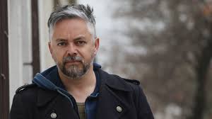 ¿cuál fue el origen de la división política que llevó al golpe de estado de 1973? La Dictadura Sale A La Venta El Nuevo Libro De Jorge Baradit Inspirado En El Regimen Militar Chileno Emol Com