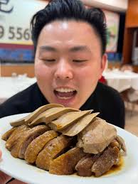 烘焙•愛麗斯- 自從去年在星加坡認識Chef  YaXiong，我們已經合作舉辦了四十天課程，完美🥰￼未來半年老師的檔期都已經滿了，要半年後才有空再來香港啦，期待你的新課程！