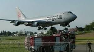 Die fdag wird für ihre planung zur umnutzung des militärflugplatzes in einen zivilen flugplatz mit 7,3 millionen franken entschädigt. Cargolux B747f Spectacular Landing Dubendorf Airfield 05 08 2013 Youtube