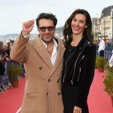 Pour moi ce fut une semaine de merde alors imaginez ce que je pense. Photos Nicolas Bedos Soutenu Par Doria Tillier Il Retrouve Le Sourire Gala