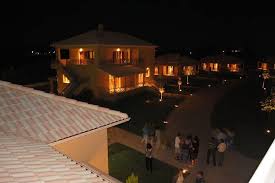 Στα 600 μ υψόμετρο στο οροπέδιο της φολόης υπαρχει το κεφαλοχώρι του λάλα με 800 κατοίκους, πρωτεύουσα του. Enoikiazomena Dwmatia Lalas Hleias Lalas Village