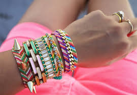 Les bracelets brésiliens ou l'amitié peuvent aussi être offerts ou échangés ce sont des bracelets à créer soit pour les offrir à une personne que l'on vous allez attacher le bracelet autour du poignet de l'enfant et il va alors demander un vœu. Diy Bracelet Pour Parer Ses Poignets Et Embrasser Les Saisons Chaudes