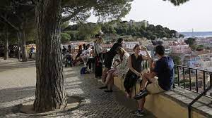 Von freitagnachmittag bis montagmorgen dürfen die 2,8 millionen bewohnerinnen. Corona Massnahmen In Lissabon Strenge Regeln Nach Ausgelassenen Feiern Tagesschau De