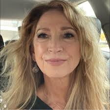 Diana Bray's Instagram, Twitter & Facebook