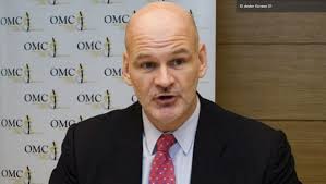 NEGRO SOBRE BLANCO: José Ramón Bauzá, presidente de las islas Baleares, se  lava las manos ante Kovacs.