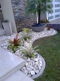 Pin By Annick Meyer On Lakas Otletek In 2020 Small Front Yard Landscaping Rock Garden Landscaping Front Yard Landscaping Design
