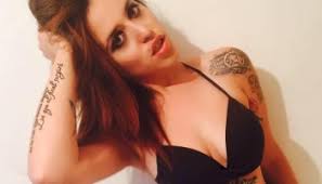 Anna Lee: tatuajes sonoros de Metal, sobre un piano de cola