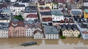 Zur katastrophe (flutkatastrophe) werden sie, wenn menschliche werte betroffen sind.man kann unterscheiden zwischen regelmäßig wiederkehrenden hochwassern, ausgelöst etwa durch gezeiten oder schneeschmelze (frühjahrshochwasser), und unregelmäßigen oder einmaligen ereignissen wie tsunamis, sturmfluten und sogenannte. The Water Keeps Rising All Media Content Dw 03 06 2013