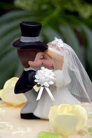 Tortenfigur hochzeit brautpaar mit koffer just married. Hochzeitstortenfiguren Inspirationen Von Klassisch Bis Ausgefallen