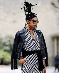 The Perfect Way To Style A Leather Jacket A Jacket Tossed Over The Shoulders Has A Nonchalance That Work Cool Street Fashion Paris Fashion Week Street Style