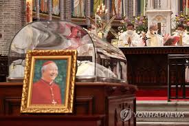 정진석(鄭鎭奭, 1931년 12월 7일 ~ )은 대한민국의 천주교 성직자이자 가톨릭 추기경이다. 54xhlnoks0bb1m