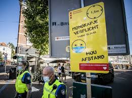 Verplichte mondkapjes zijn mondkapjes die je in het openbaar vervoer dient te dragen. Met Een Mondkapje Op Amsterdam In Een Marktkoopman Noemt Het Discriminatie De Volkskrant