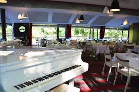 Soirees Piano Bar Au River Cafe A Issy Les Moulineaux Elles Rythment Les Plats Dans Une Delicieuse Ambiance Piano Bar Musiqu Piano Piano Bar Restaurant
