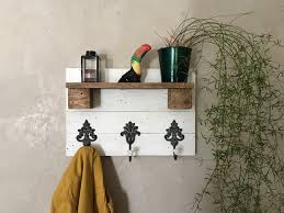 Porte Manteaux En Bois De Palettes Les Lattes Sont Peintes En Blanc Et L Etagere Est Teintee Au Brou De Noix Il A 3 Pateres Palette Bois Porte Manteaux Bois