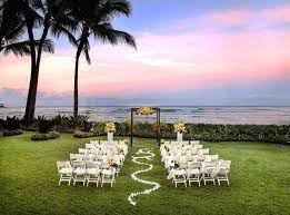 6 Romantic Wedding Honeymoon Destinations In Hawaii Wedding Venues Beach Wedding Venues Hawaii Honolulu Wedding