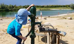 Bergfeldsee Mit Tollem Wasserspielplatz In Poing Schoner Badesee Fur Kinder Ich Spring Im Dreieck Wasserspielplatz Badesee Spielplatz