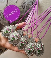 Gri Pembe Uyumuna Bayilirim Papatya Rokoko Islemekolye Kasnakperisi Takiseti Handmadewithlove Handm Stitch Jewelry Fabric Jewelry Handmade Rakhi