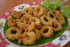 Panaskan minyak, goreng cumi hingga matang dan berubah warna. Wajib Coba Resep Cara Membuat Cumi Goreng Tepung Mantul