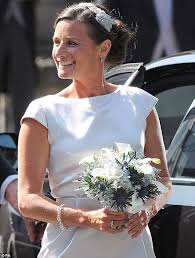 Zara wore an ivory silk dress designed by stewart parvin (the queen's couturier). Zara Phillips Wedding Dress Quintessential English Bride For Mike Tindall Daily Mail Online