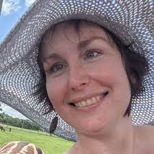 Julie Ruth's Instagram, Twitter & Facebook