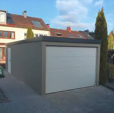 Garage Mit Integriertem Gerateraum Und Flugeltur Im Hinteren Bereich Garage Sektionaltor Gerateraum Siebau Ne Haus Eingang Uberdachung Eingangsuberdachung