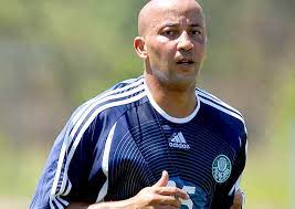 Arana sofre corte profundo na cabeça após choque com jogador do inter. Por Onde Anda Alex Mineiro Artilheiro Do Ultimo Paulistao Do Palmeiras Torcedores Noticias Sobre Futebol Games E Outros Esportes