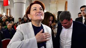 Sıkı bir maocu olan tuncer akşener, doğu perinçek'in izinden gidip gazelerini dağıtıyormuş. Meral Aksener Kac Yasinda Meral Aksener Kimdir Son Dakika Haberleri