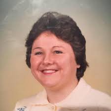 What hotels in Gatlinburg have free breakfast and a pool within walking  distance of the strip?