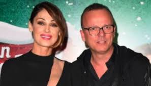 Gigi d'alessio cerca di sfuggire agli occhi indiscreti, la ragazza bionda saluta frettolosamente alcuni amici, poi stringe la mano al cantante, per dirigersi verso la sua macchina e fuggire insieme, stando a quanto raccontano i fan su tik tok. Scoop Bomba Gigi D Alessio Ecco Chi E La Nuova Fidanzata Piu Piccola Della Tatangelo Ed Ex Di Uomini E Donne Fan Sotto Choc City Roma News
