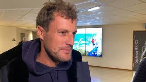 C'est tellement poétique", Jean-Paul Rouve fait le Vendée Globe depuis son  jardin dans 'La Vallée des fous"