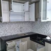 Dilengkapi dengan pencahayaan di bawah kabinet, kitchen set modern minimalis ini bisa membuat kamu nyaman dan lebih fokus saat memasak di dapur bersih. Jual Kitchen Set Apartemen Murah Terbaik Harga Terbaru July 2021