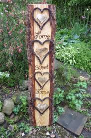 Hier Habe Ich Eine Rustikale Holzstele Fur Den Eingangsbereich Als Wandlehner Kreiert Home Sweet Home Vier Herze Holzstelen Diy Gartendekoration Holzkranz