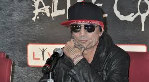 Cerita Tommy Lee yang Selalu Mabuk Sebelum Naik ke Atas Panggung