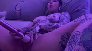 Tätowierte Amateur Finger und Spielzeug ihre Muschi - Raven Rachelle