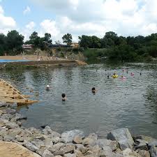 Salzwassersee) ist die bezeichnung für ein binnengewässer mit salzwasser ohne abfluss in einen ozean, in einer senke oder einem becken gelegen. Salzsee In Ocna Sibiului In Der Nahe Von Sibiu Hermannstadt Einer Stadt Im Zentrum Des Landkreises Sibiu Im Sudlichen Siebenburgen In Zentralrumanien 10 Km Nordwestlich Der Bezirkshauptstadt Sibiu Strandresort Lizenzfreie Fotos Bilder