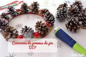 Couronne De Pommes De Pin Diy Lucky Sophie Blog Famille Voyage En 2020 Couronne De Pomme De Pin Couronne De Pommes Pomme De Pin