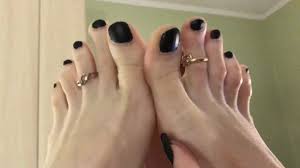 Toes and toe rings close up (60 fps)