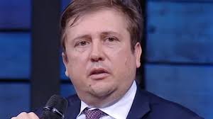 La notizia è arrivata nel primo pomeriggio di oggi, dopo il caso accertato del vice ministro all'istruzione. Pierpaolo Sileri Mascherine Vendute Dalla Moglie Scoppia Il Caso