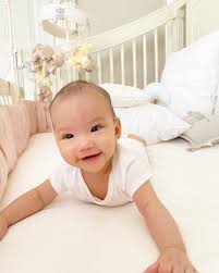 Ia pun kerap melakukannya di kamar mandi. 10 Potret Claire Herbowo Anak Shandy Aulia Yang Makin Gemesin