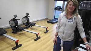 Elle compte aujourd'hui plus de 10 000 clients, avec une couverture nationale et européenne.ce qui nous différencie des autres salle de sport, est notre accompagnement. Une Salle De Sport Pour Les Femmes Au Dessus De La Plaine De Jeux Des Loupiots