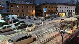 Strade imbiancate ma non è neve: la grandine colpisce la zona di Udine nord  | Messaggero Veneto