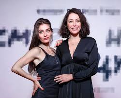 Екатерина волкова для многих зрителей является настоящим символом любящей жены и но актриса не только работает в театре и кино, она еще телеведущая, и даже постановщик. Aktrisa Ekaterina Volkova Pokazala Vzrosluyu Doch Foto Womanhit Ru