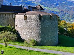 The city, which is located along the rhine river on the borders with switzerland and austria, has only 5,450 inhabitants. Schloss Vaduz Das Zentrum Des Furstentums Liechtenstein