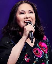 Sabías que… El nombre real de Ana Gabriel es María Guadalupe Araujo Young,  sin embargo, decidió adoptar su nombre artístico en honor a sus ídolos Ana  María Lomelí y Juan Gabriel, ya